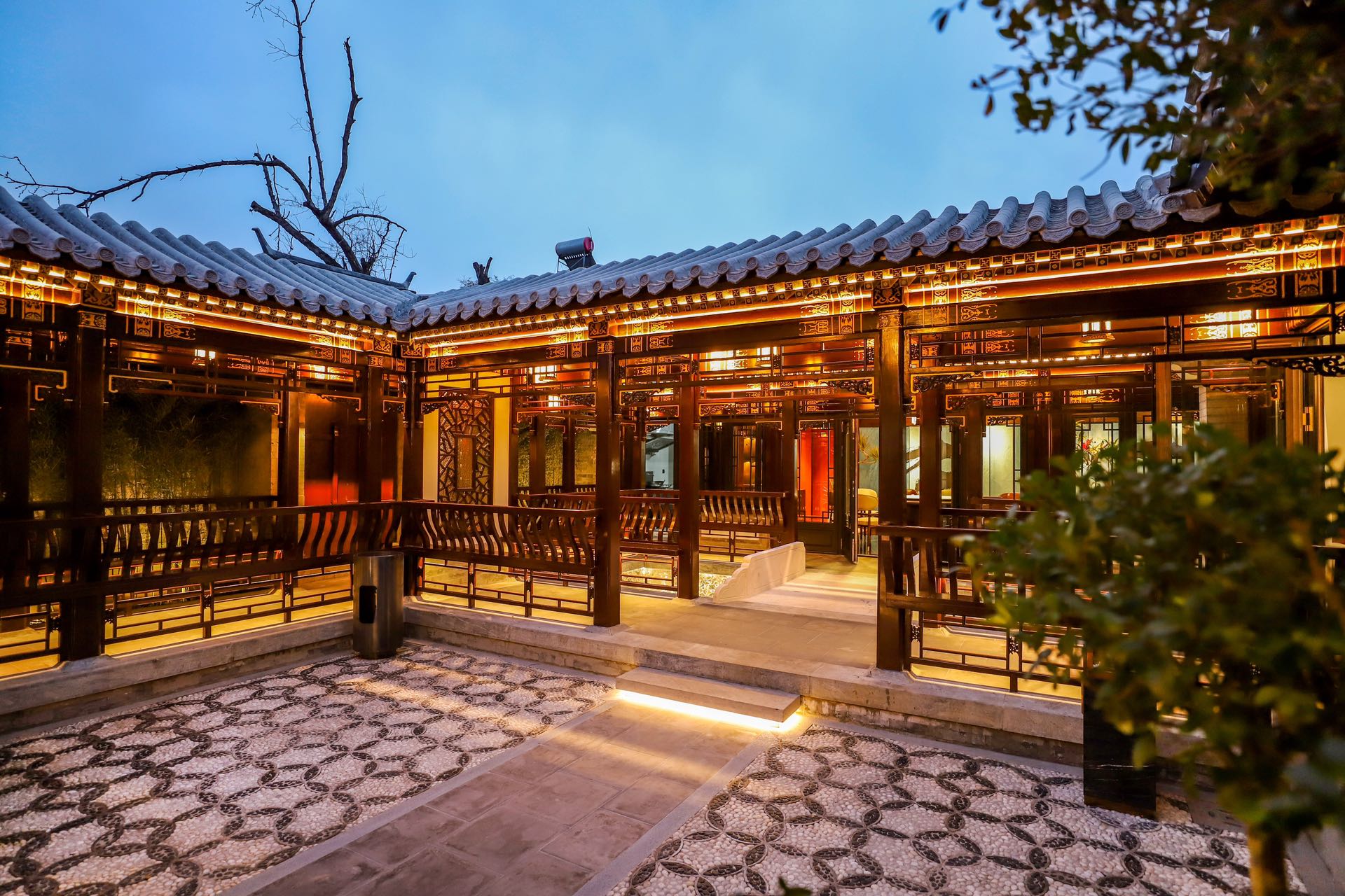 西城区紧邻胡同口，马路对面就是停车场，停车非常方便