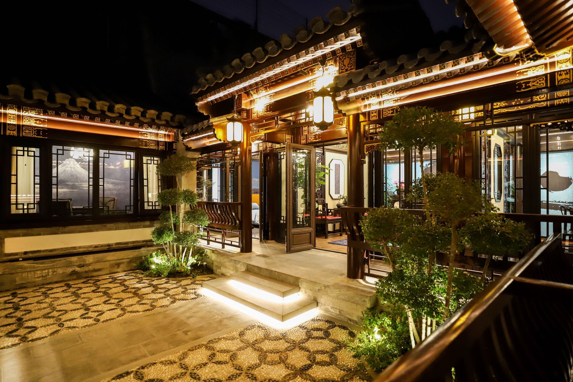 西城区金融街院落紧邻胡同口，马路对面就是停车场