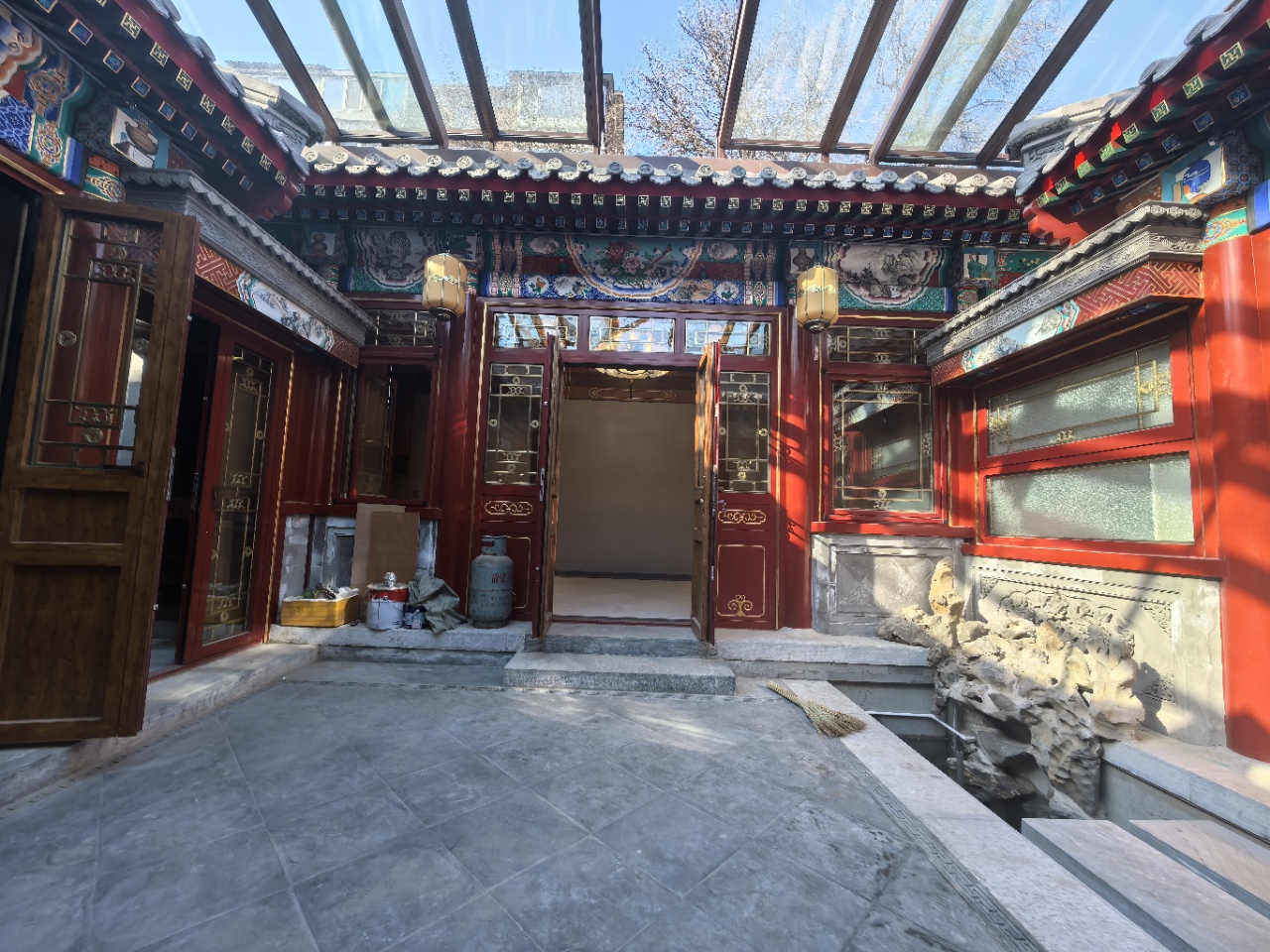 北京繁华地段南锣鼓巷 唯一四合院 